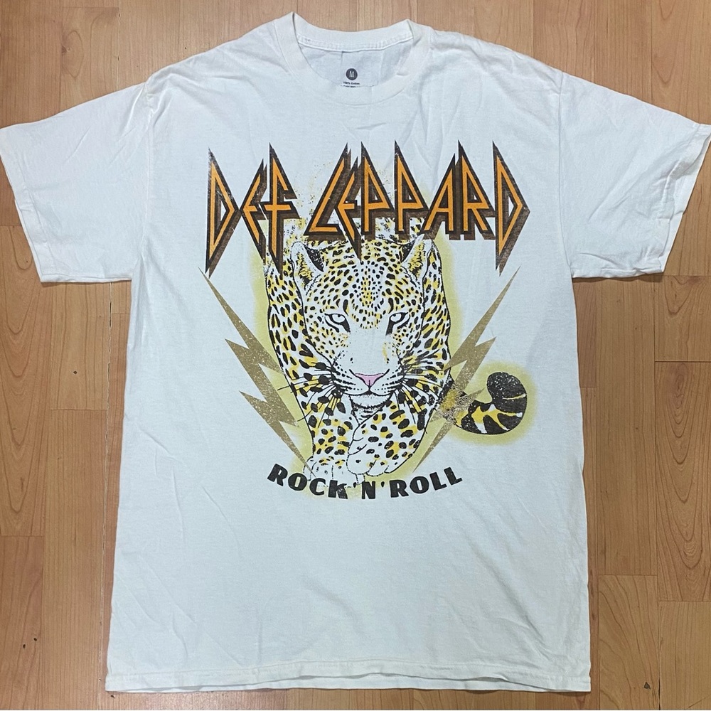 Def Leppard Rock and Roll Band Off White Medium Shirt